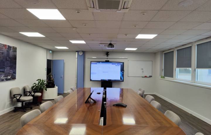 Aménagement technologique de la salle de conseil de la Société Internationale des moteurs Baudouin