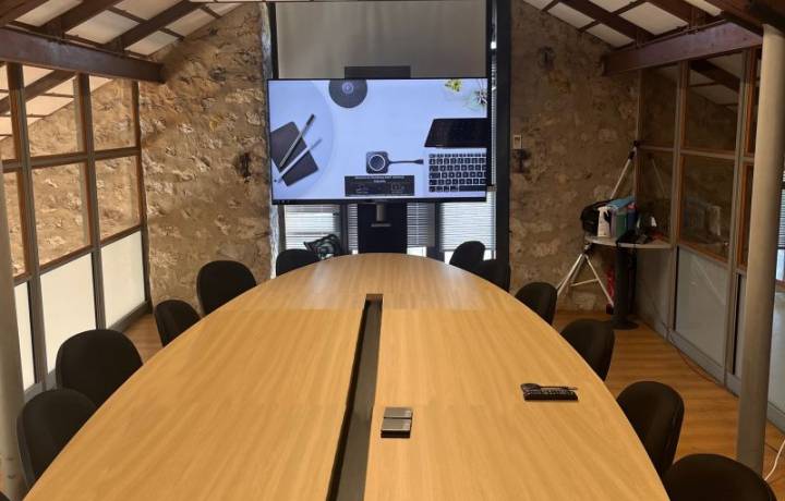 Nouvelle réalisation, l'aménagement d'une grande salle de réunion avec une solution de visioconférence multi-plateformes